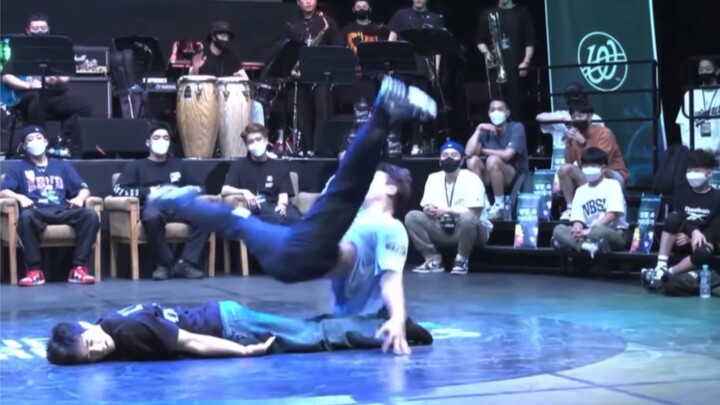 Akrobat salto ganteng vs tari jalanan keren, kamu suka yang mana nih?