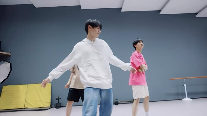 ห้องซ้อมเต้นของเกิร์ลกรุปยุคที่สาม