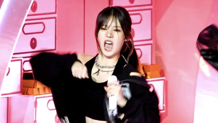 رقص رورا دائمًا يُعطي إحساسًا بالفوضى والعشوائية، وإدارة تعبيرات الوجه أيضًا