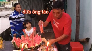 Vợ chồng Tư cúng đưa ông táo về trời