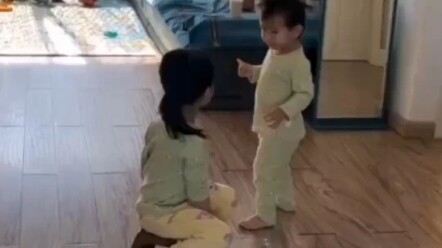 الأخ الصغير يضرب أخته، فتصرخ الأم: اضربيه بدورك! تدفع الأختُ الأخَ بقوة، فيبدأ الأخ في تمثيل مشهد “ا