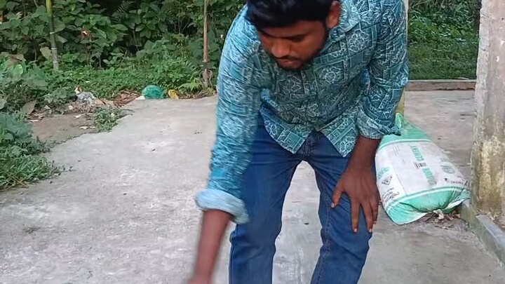 এভাবে পুতুলটা মেরে দিল। Best funny video