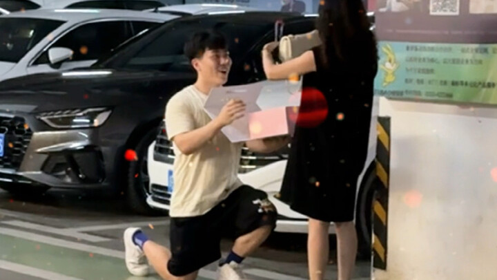 Đáng ghét quá, chuyện tình ngọt ngào lại bị thằng em trai cướp mất rồi!