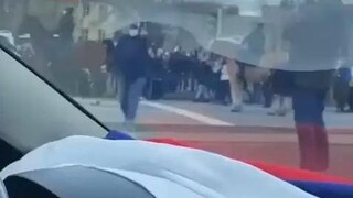 ปฏิกิริยาของชาวยูเครนกับธงรัสเซียภายในรถ