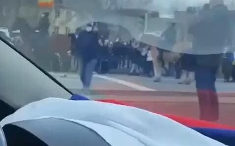 ปฏิกิริยาของชาวยูเครนกับธงรัสเซียภายในรถ