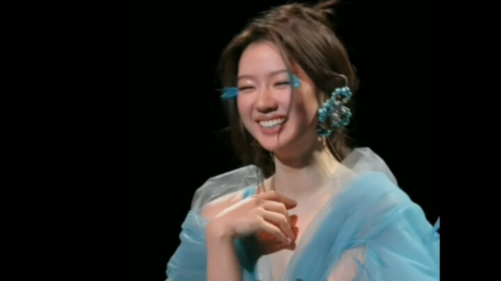 حليب نقي: "هزيل جدًا" شان جيه: "هل هو رقيق؟" (بفخر) الأخت: "الشتائم قذرة جدًا" 😄