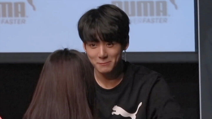 Jin Jungkook malu-malu menatap gadis yang disukainya, wajahnya tampak memerah, sangat imut JK. Rekam