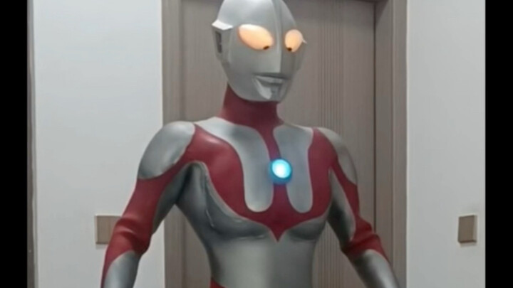 Bộ đồ da Ultraman thế hệ đầu tiên được trưng bày