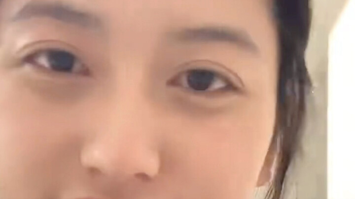 Phát lại buổi live trước khi nhảy điệu Banana Dance