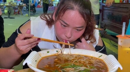 Turns out there really are girls who can finish five bowls of snail noodles in one go! This beauty w