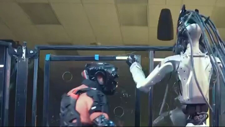 Así funcionan las peleas entre humanos y robots humanoides
