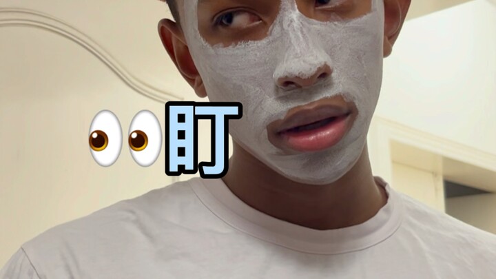 الأخت التي لديها أخ صغير من الصعب ألا تكون نمرة شرسة!