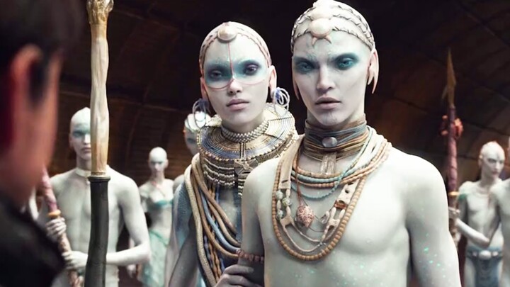 美女给国王端上美食，国王却在她头上撒调料，把美女当成人体美食