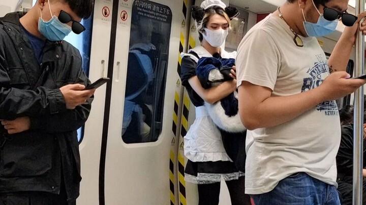 Tolong deh! Bawa seorang cowok berpakaian pelayan ke kedai board game ala maid itu keren banget, ngg