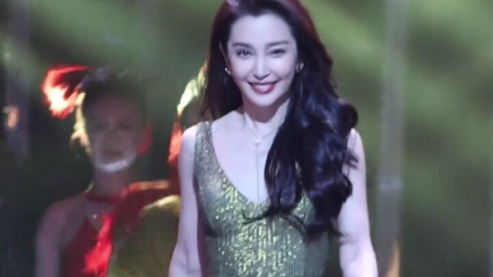 หลี่ปิงปิงวัย 52 ปีสวมชุดราตรีสีเขียวขุ่นร่วมงานเลี้ยงประจำปีของแบรนด์ นี่คือการคงความอ่อนเยาว์อย่าง