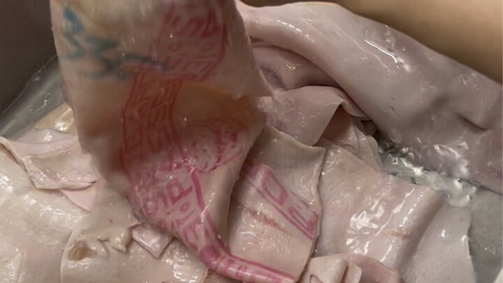 اليوم، أثناء تجوالي في سوق الخضار، أهداني صاحب المحل هذا الكمّ الكبير من جلود الخنازير التي لا يريده