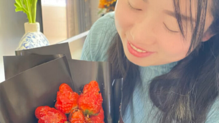 No girl can resist the romance of a bouquet of strawberry roses!