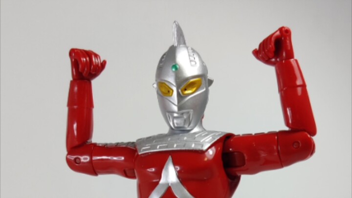 Low-end movable models have started to be released in the Showa era [UAF Ultraman Seven]