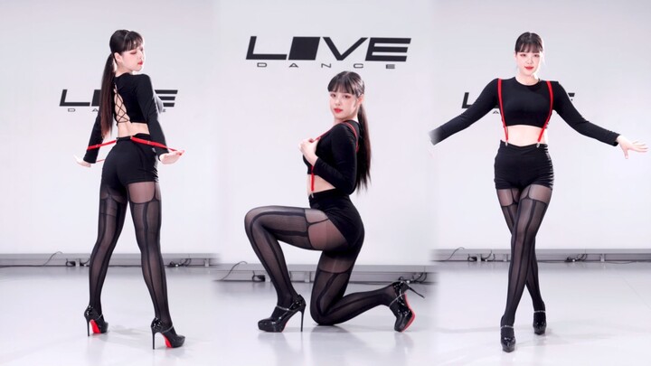 [Tiểu Ngọc] Ai mà không thích kết hợp giày cao gót đế đỏ với tất lụa cơ chứ?