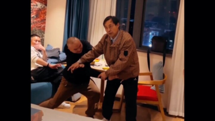 Ma Baoguo had his lychees taken, yet remained unfazed.