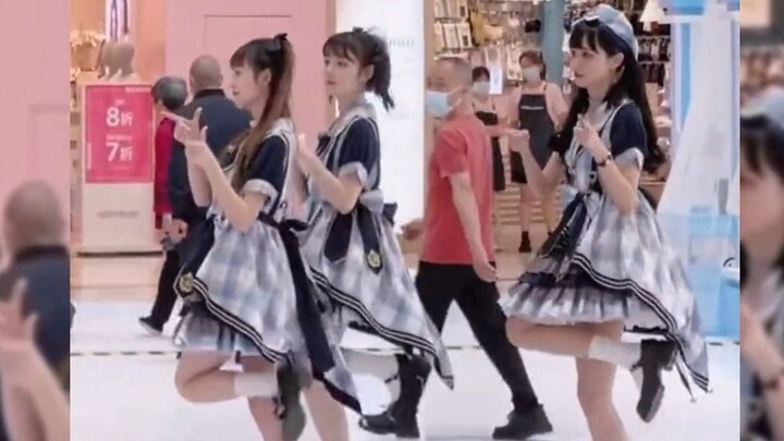 Kenapa tidak hidup dengan berani? Lagipula, penontonmu tidak banyak.