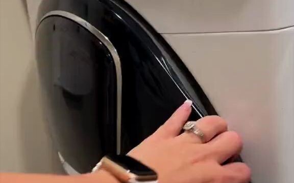 Tắm mình trong việc giặt quần áo