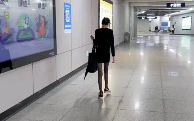 Gặp cô gái xinh đẹp chân dài trong tất đen ở ga tàu điện ngầm!