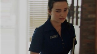 她把那个笑容当作工具来使用