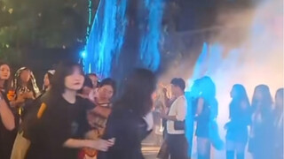 สาวๆ เดินผ่านที่นี่ทำอะไรกันบ้าง?
