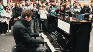 Street piano "Pirates of the Caribbean" theme song, passersby are stunned!