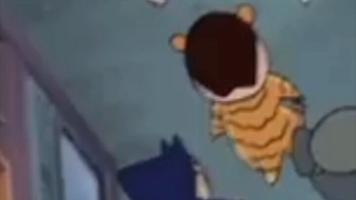 Shinchan sedang bermain game