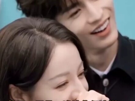 Địch Lệ Nhiệt Ba bật cười vì cái tên của hậu duệ mình. Cái tên “Nhiệt Ba” này, các bạn dám đặt chứ t