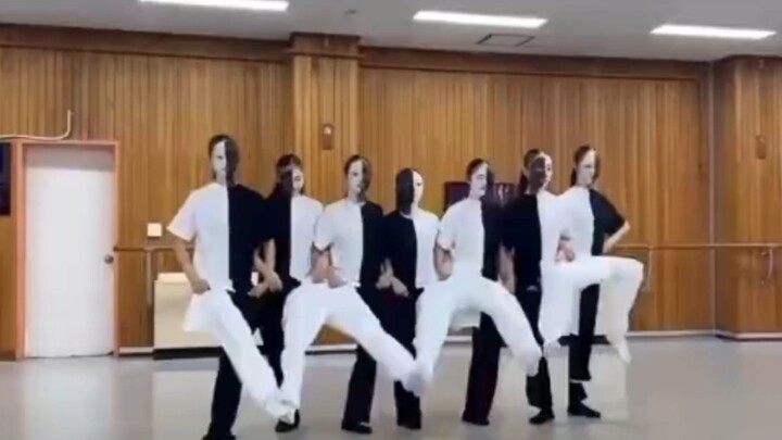 Orang yang menemukan tarian ini jelas seorang jenius; orang biasa benar-benar takkan bisa memikirkan