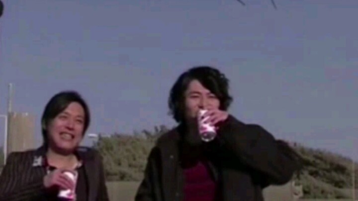 Adegan tokusatsu yang dimainkan oleh aktor tokusatsu Jakura dan Gaia dalam drama Jepang saat Shinji 