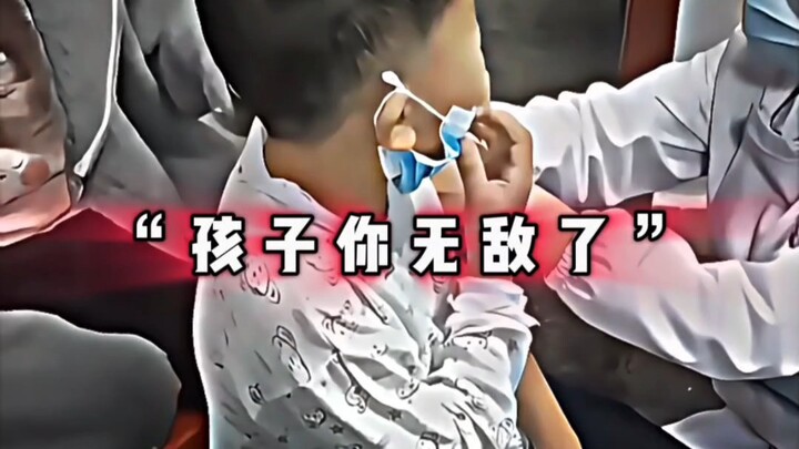 “แม่ก้มศีรษะด้วยความภาคภูมิใจ”