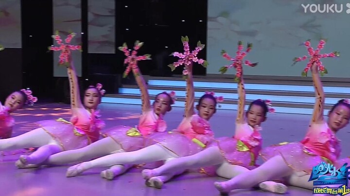 Bunga Persik Bermekaran