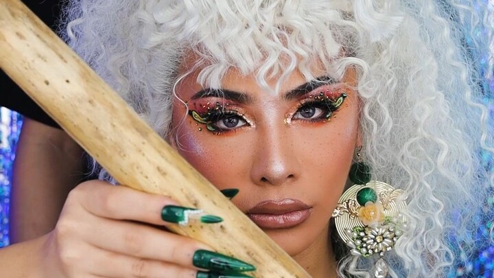 Mandi makeup imersif: Penyihir rambut putih langsung berubah jadi bocah botak