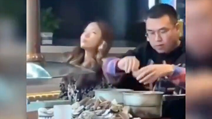 Guy Gobbles Raw Oysters Like Crazy, Girlfriend Cracks Under the Pressure