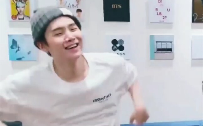 مفاجأة! تم الكشف عن تصميم رقصة أغنية IU الجديدة "8" من قبل مين مين تشي✘… ( ͡° ͜ʖ ͡°)