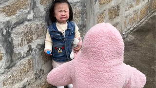 Khi tôi đưa con gái ra ngoài, tôi đã làm bọn trẻ trong làng sợ đến phát khóc!
