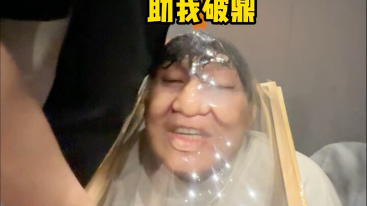 Bạn có biết cảm giác bị màng bọc thực phẩm dính vào mặt là như thế nào không