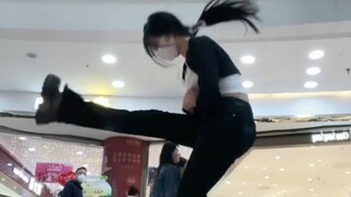 Chà, đó là một cô bé sợ xã hội...