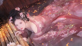 有点渴 好想把池子里的水一口干完