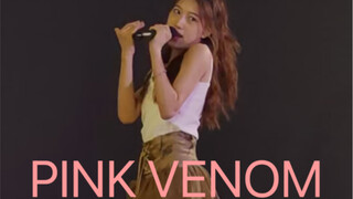 Pink Venom ร้องและเต้นเต็มไมค์ (เวอร์ชั่นแต่งตัวข้ามมิติเล็กน้อย) ส่วนหน้าเป็นวิดีโอจากการรีวิวปาร์ต