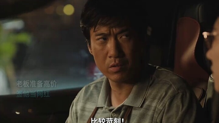 Anh ấy bán thêm một cây xúc xích nướng, con gái lại tiến gần hơn một bước tới cây đàn piano.