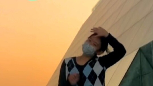 XG-Bintang jatuh lompat ganda di bawah matahari terbenam yang indah