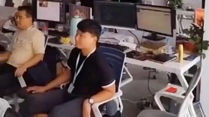 Phản ứng của các lập trình viên nam khi công ty mới tuyển một nữ lập trình viên thật là chân thực qu