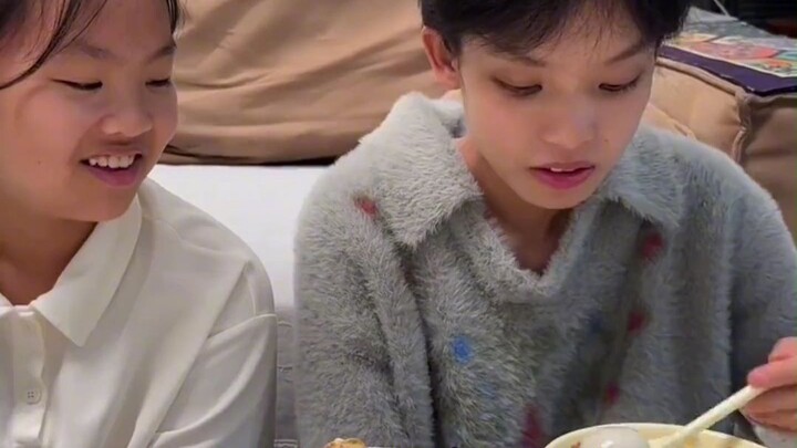 لم يهتمّ بأيّ شيء في عملية الأكل الخاصة بهما، لكنه أُعجِب بشدّة بأسلوب المونتاج الذي تستخدمه والدتي.