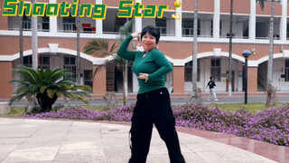 Tôi đã đến trường cũ của mẹ tôi và nhảy điệu Shooting Star XG. Có rất nhiều phiên bản chưa được phát