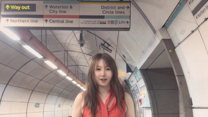 [Thử Thách Vạn Người Theo Dõi] Đêm Giao Thừa, Nhảy Múa và Hát “Chào Buổi Sáng Thứ Sáu” trên Tàu Điện